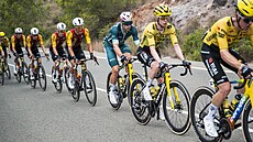 BEZPE�N� V ZELENÉ. Wout van Aert si hlídá zelený dres v 11. etap� Vuelty.