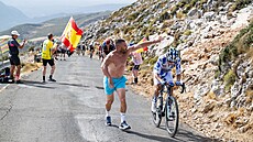 Santiago Buitrago p�ijímá ledovou spr�ku od fanou�ka ve stoupání La Pandera.