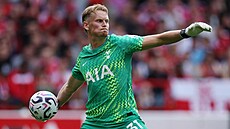 Antonín Kinský vyhazuje balon v utkání s Nottinghamem.