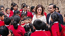 Indický podnikatel Muke� Ambani s man�elkou Nitou v indickém D�ámnagaru. Jeho...