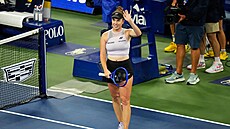 Linda Nosková zdraví diváky po vít�zství ve druhém kole US Open.