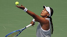 Japonka Naomi Ósakaová servíruje ve druhém kole US Open.