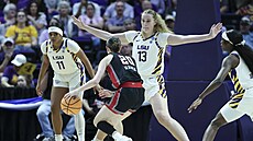 Ukrajinská basketbalistka Kate Kovalová z LSU brání Bailey Maupinovou z Texas...