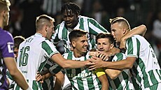 Hrá�i Bohemians se radují z branky.