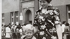 Moje první kroky do �koly s maminkou v roce 1977 tehdá 1.Z� Chodov u K.Var�