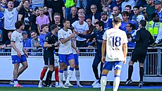 Krystian Bielik se b�hem zápasu dostal do poty�ky s fanou�kem. Jeho tým prohrál...
