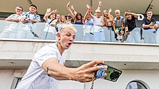 Jakub �táfek alias Lavi se ochotn� fotil s fanou�ky i b�hem natá�ení. (2. zá�í...