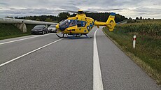 Záchraná�i i hasi�i zasahovali u nehody osobního automobilu mezi Zv�rkovicemi a...