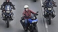 V sobotu 5. zá�í vyrazila z pra�ských Hole�ovic spanilá jízda 800 motorká��....