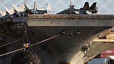 Na palub� letadlové lodi USS Abraham Lincoln pracovali p�ístavní d�lníci i p�i...