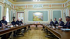 Ukrajinský prezident Volodymyr Zelenskyj v Kyjev� jednal s americkými vyslanci...