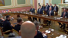 Ukrajinský prezident Volodymyr Zelenskyj v Kyjev� jednal s americkými vyslanci...