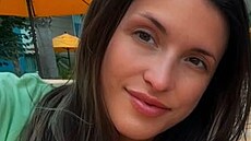 Amber Carterová, její� otce p�ipravil o �ivot sériový vrah Jeremy Harris.