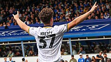 Ladislav Krej�í slaví gól proti Birminghamu.