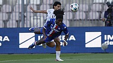 Neil Glossoa z Artisu hlavi�kuje p�ed dotírajícím Merchasem Doskim.