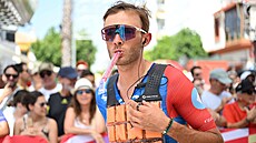 Francouzský cyklista Bastien Tronchon se chladí a ob�erstvuje ledovým gelem...