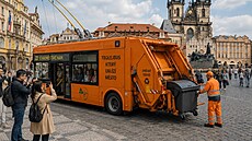 Popelá�ský trolejbus na Starom�stském nám�stí. Sb�ra�e AI ov�em obrátila do...