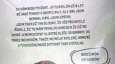 Tabulky s krátkou charakteristikou psa jsou p�ipevn�né na ka�dém kotci. (Kulda)