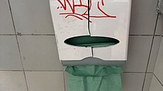 Po�kozené sanitární za�ízení na záchodech na stadionu v Eden pro hostující...