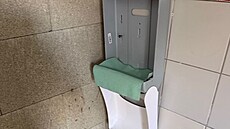 Po�kozené sanitární za�ízení na záchodech na stadionu v Eden pro hostující...