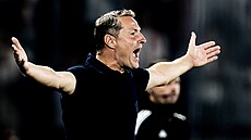 Spar�anský trenér Brian Priske b�hem derby proti Slavii.