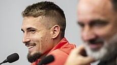 Zálo�ník Michal Sadílek ze Slavie odpovídá na tiskové konferenci p�ed utkáním...