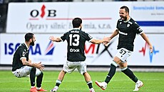 Filip Novák (vpravo) slaví se spoluhrá�i z Jablonce gól proti Baníku Ostrava.