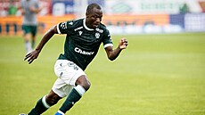 Jablonecký úto�ník Saidou Alioum sprintuje za mí�em v utkání s Baníkem Ostrava.