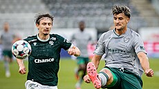 Zleva Dominik Hollý (Jablonec) v souboji s Mat�jem Chalu�em z Baníku Ostrava.