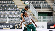 Jablonecký obránce Du�an Pavlovi� (vlevo) v hlavi�kovém souboji s Dantayem...