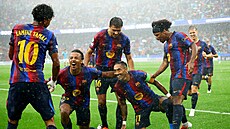 Raphinha slaví se spoluhrá�i z Barcelony gól u� ve t�etí minut� utkání proti...