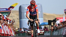 Enric Mas (Movistar) v �erveném trikotu dojí�dí na vrchol stoupání Calar Alto...