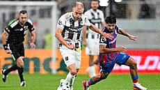 Zleva Mick van Buren (Hradec Králové) v souboji o mí� s Merchasem Doskim z...