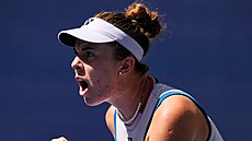 Linda Nosková slaví b�hem �tvrtfinále proti Aryn� Sabalenkové na US Open.
