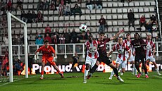 Zleva Augusto Batioja (Viktoria �i�kov) v souboji s Matyá�em Vojtou ze Sparty...
