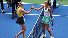 Jelena Rybakinová si podává ruce u sít� s �eng �chin-wen po postupu do...