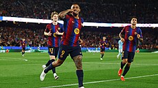 Gabriel Jesus slaví pátý gól Barcelony v úvodním zápase Ligy mistr� proti...
