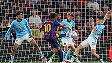 Lamine Yamal (Barcelona) st�ílí na branku v zápase proti Feyenoordu.