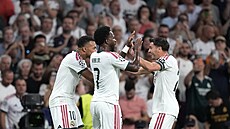 Kylian Mbappé (vlevo) slaví se spoluhrá�i z Realu Madrid úvodní gól proti...