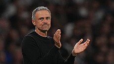 Trenér PSG Luis Enrique v utkání proti Slovanu Bratislava v prvním kole Ligy...