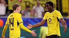 Maximilian Beier z Dortmundu slaví se spoluhrá�em Joanem Gadou vlastní gól...