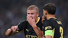Erling Haaland (vlevo) z Manchesteru City v diskusi s Rúbenem Diasem b�hem...