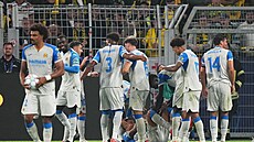 Hrá�i Villarrealu slaví se Santiagem Mourinem vyrovnávací gól na 1:1 proti...