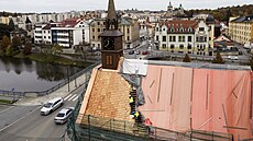 V leto�ním roce d�lníci dokon�ili opravu st�echy kostela. Nov� ji tvo�í...