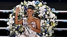 Modrou korunku pro Miss World si v záv�ru slavnostního ve�era nasadila Molaová...