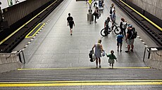 Vestibul stanice metra Smíchovské nádra�í. Cestující musí p�ekonat desítky...