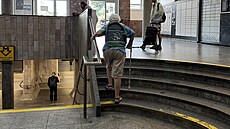Vestibul stanice metra Smíchovské nádra�í. Cestující musí p�ekonat desítky...
