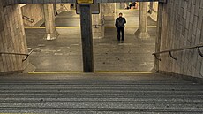 Vestibul stanice metra Smíchovské nádra�í. Cestující musí p�ekonat desítky...