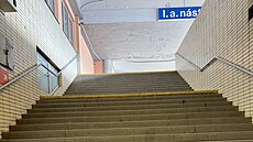 Vestibul stanice metra Smíchovské nádra�í. Cestující musí p�ekonat desítky...