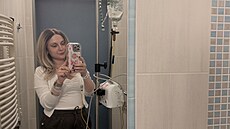 Náro�ná lé�ba se podepsala i na �ár�in� vzhledu. Kv�li chemoterapii p�i�la o...